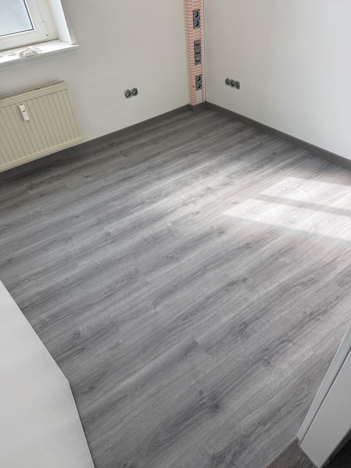 Wohnraum mit neu verlegtem grauem Designboden